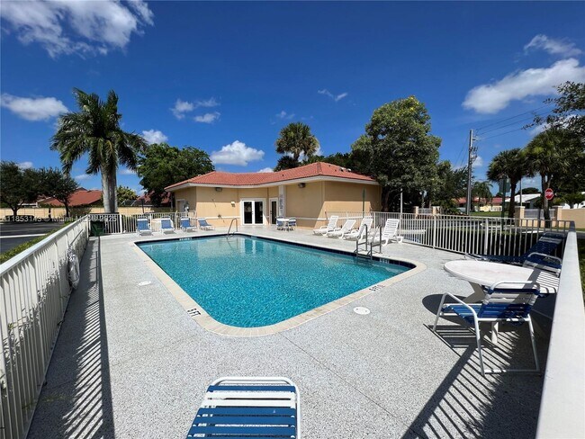 Building Photo - 9905 Westwood Dr