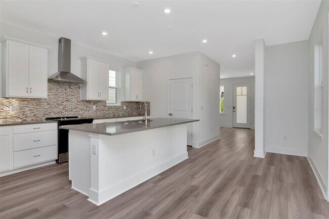 Building Photo - 402 E Oak Ave