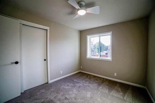 Building Photo - 405 Solano Dr