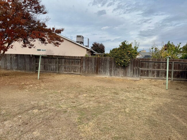 Building Photo - 3 bed 1 bath home with large backyard