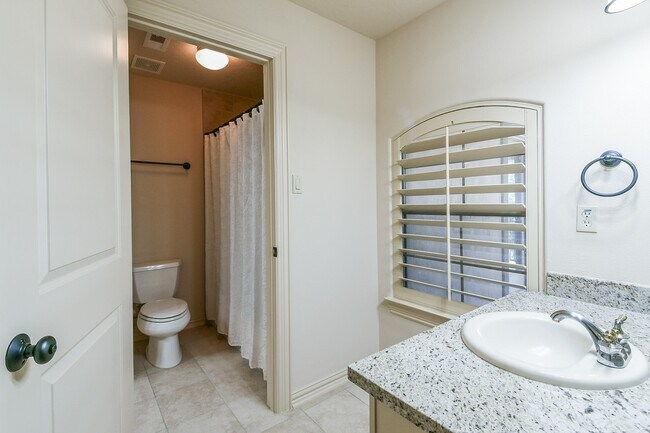 Building Photo - 2014 Flower Garden Ln