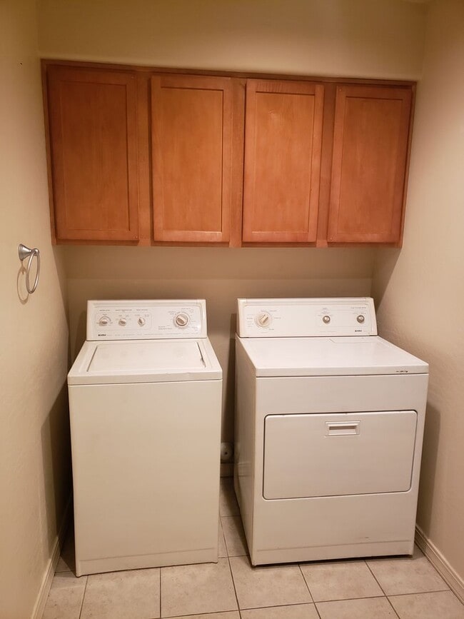 Building Photo - 2 bed / 2 bath - 2 car attached garage