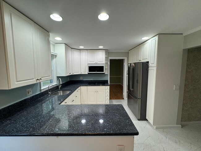 Building Photo - Spacious And Elegant 4 Bed 3 Bath Home Wit...