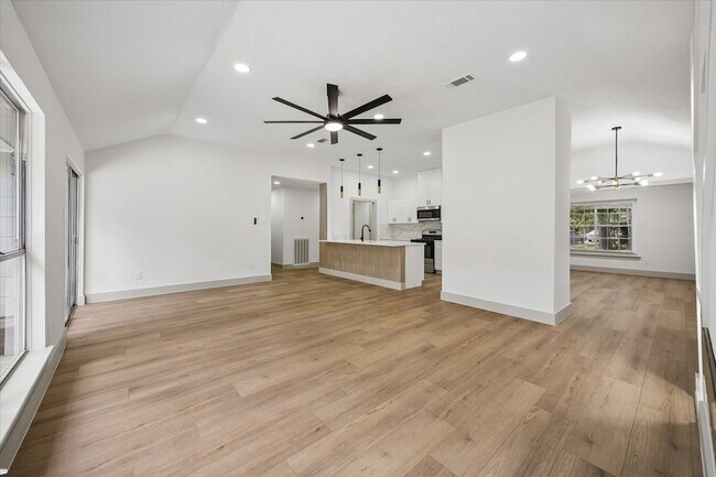 Building Photo - 9214 Grandview Park Dr