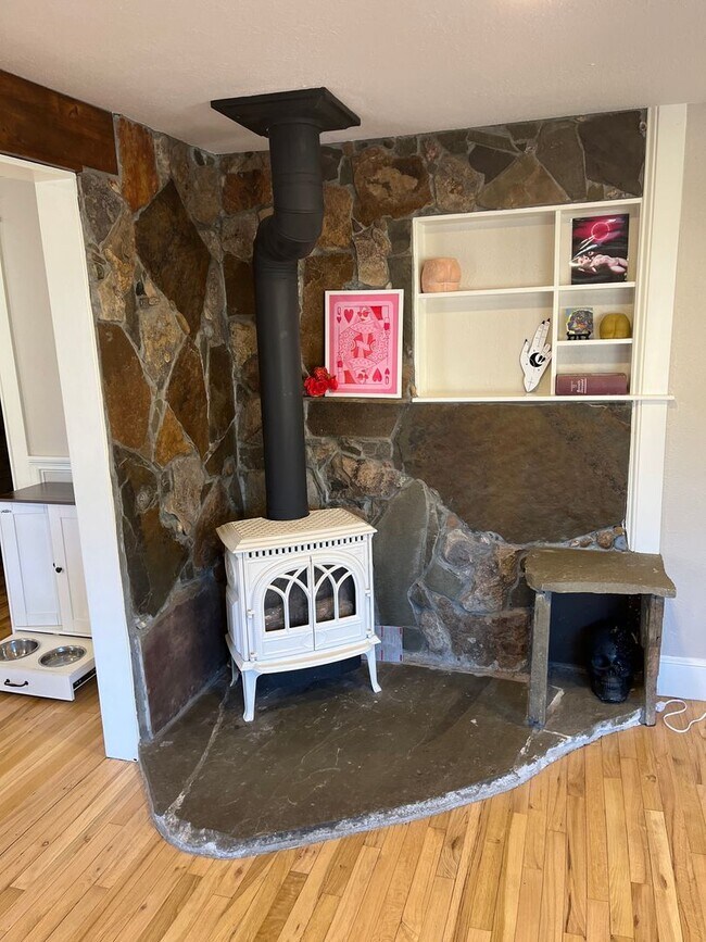 Building Photo - Cozy Cottage in Central Longmont