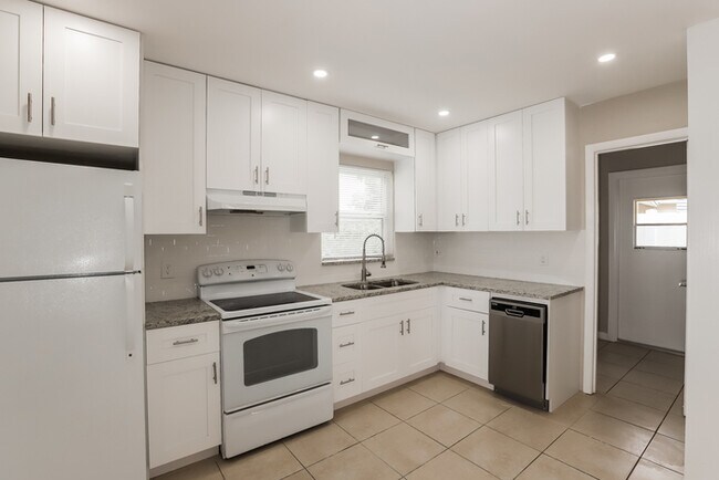 Building Photo - 779 Lynndale St N