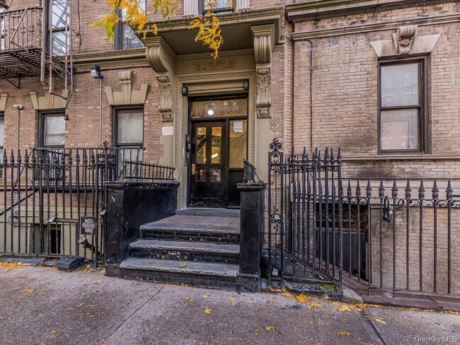 Building Photo - 30 Macombs Pl