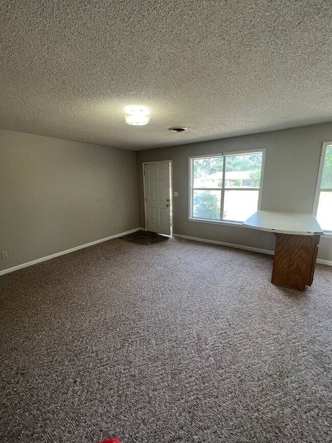 Building Photo - 208 Ivie Ln