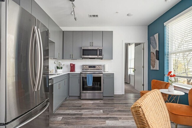 Building Photo - 542 Boulevard NE