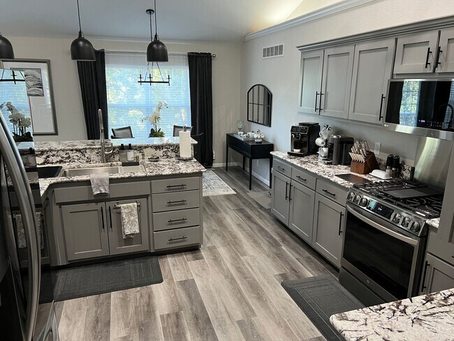 Building Photo - beautiful updated large home