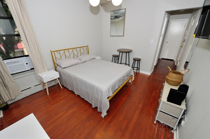 Building Photo - 321 E 78th St