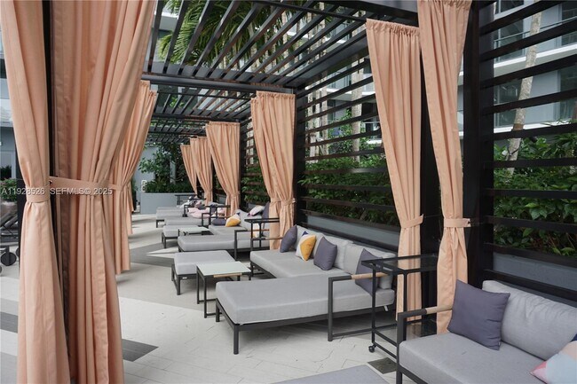 Building Photo - 121 NE 34th St