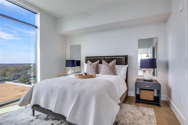 Building Photo - 8119 Douglas Ave