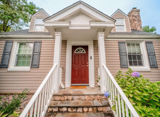 Primary Photo - Charming Cape Cod Retreat in Prime Falls C...