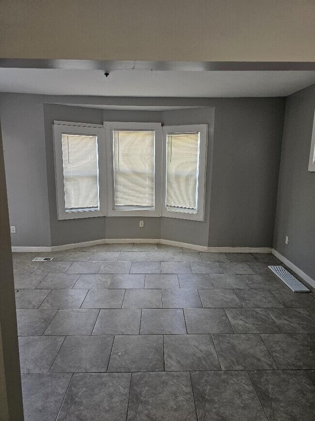 Building Photo - 5056 Bewick St