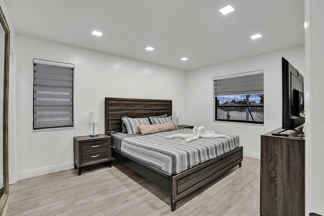 Building Photo - 5434 SW 25th Ave