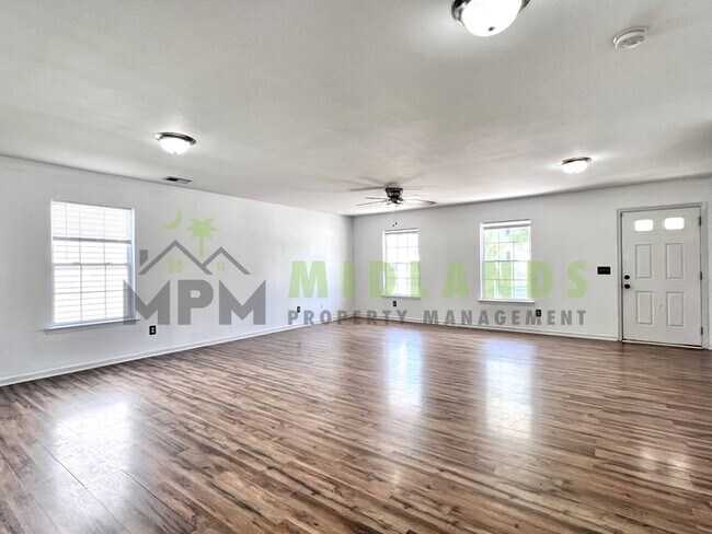 Building Photo - 492 Denman Loop