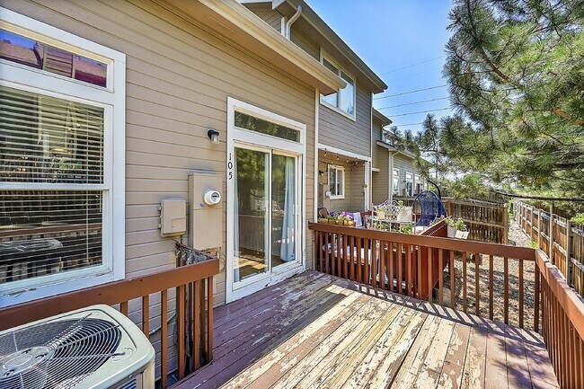 Building Photo - $1,950- 2 Bed, 2 Bath Townhouse in Denver with Washer and Dryer!