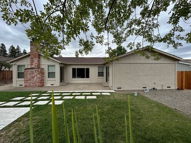 Building Photo - Spacious 4-Bedroom 2.5 Bath Single-Story H...