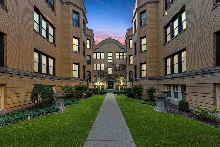 Building Photo - 2418-2428 N Sawyer Ave