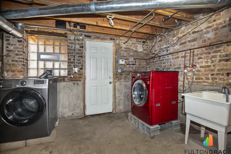 Building Photo - 2744 W Warren Blvd