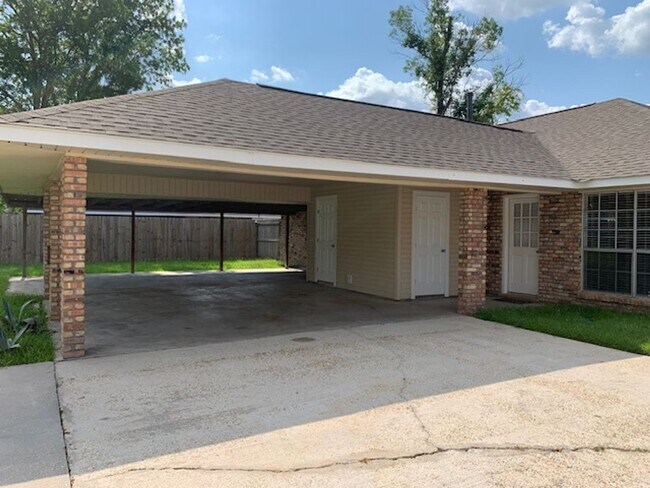 Building Photo - 40111 La Rochelle Rd