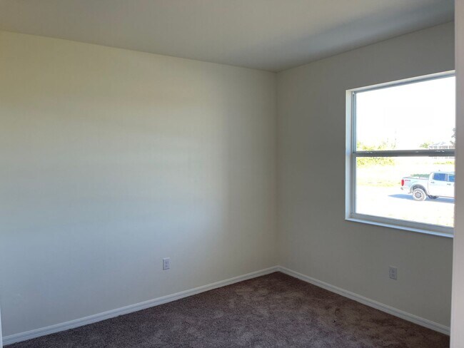 Building Photo - Stunning and spacious Single Family Home!