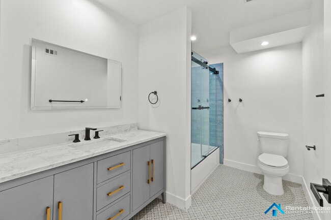 Building Photo - 3005 La Paz Dr