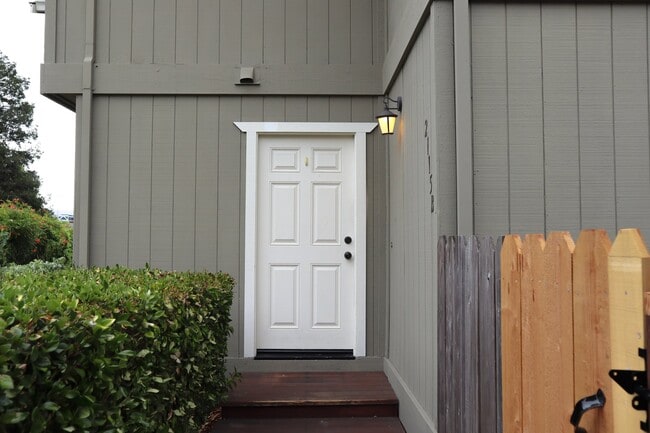Building Photo - 2115 Overlook Dr