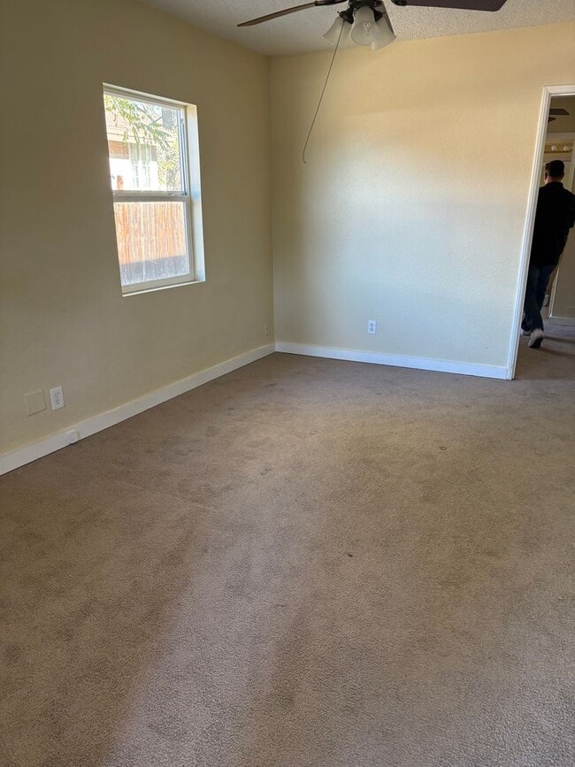 Building Photo - FOR RENT!! AVAILABLE 12/20/2025