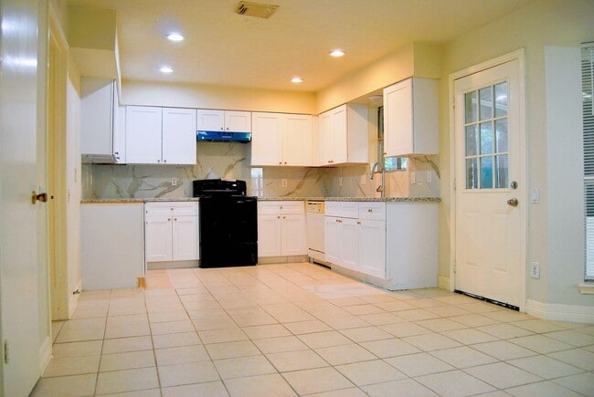 Building Photo - 2127 Woodland Springs St