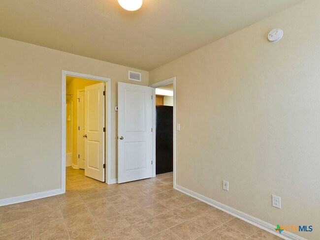 Building Photo - 335 Rachel St