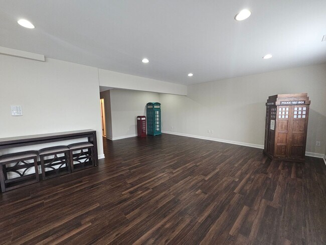 Building Photo - New Listing in Apex!