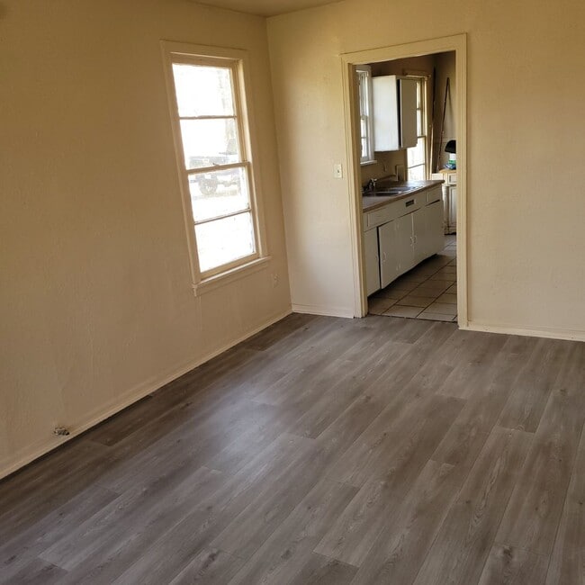 Building Photo - cute 2br 1 bath house.  recently updated