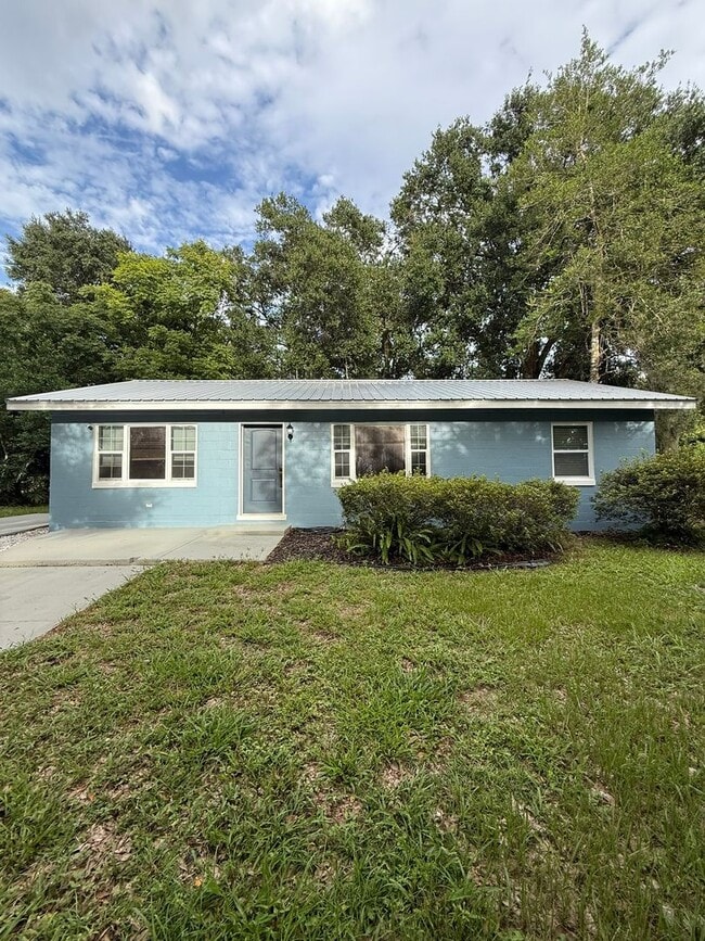 Primary Photo - Renovated 2/1 Home walkable to Downtown De...