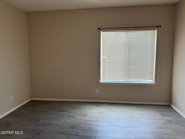 Building Photo - 613 Valley Plum Ave