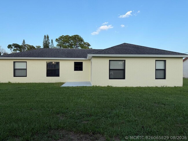 Building Photo - 1566 SE Sutton St