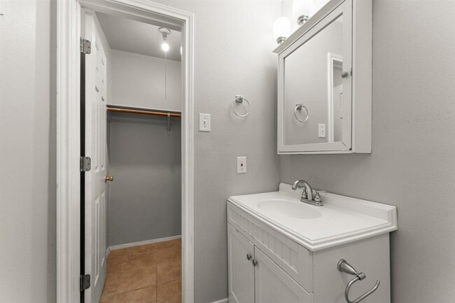 Building Photo - 25 Capewood Ct