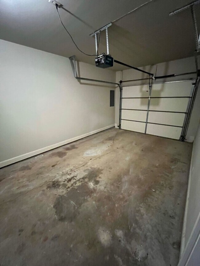 Building Photo - Townhome For Rent In Hoover!!! Available now!