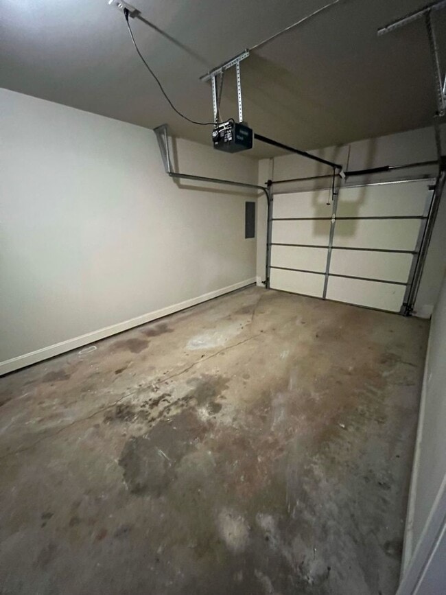 Building Photo - Townhome For Rent In Hoover!!! Available to View Now!