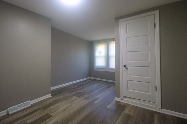 Building Photo - Spacious & Newly Renovated 4-Bedroom Home