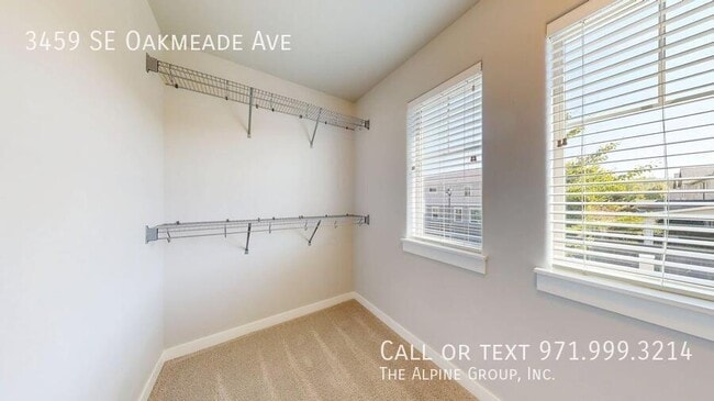 Building Photo - 3459 SE Oakmeade Ave