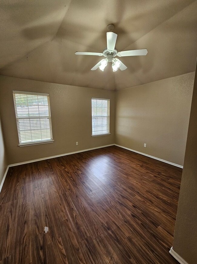 Building Photo - (3) Bed/(2) Bath in S Moore Avail NOW! Pet...