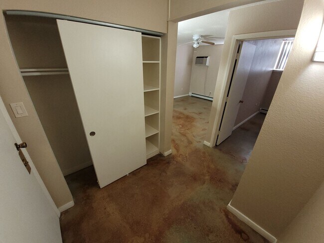 Building Photo - 805 S Circle Dr