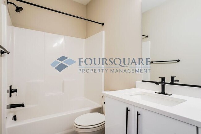 Building Photo - Townhome | Washer/Dryer Included | Back Pa...