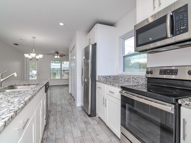 Building Photo - Charming 3-Bedroom, 2-Bathroom Home in South Tampa – Perfect Location!