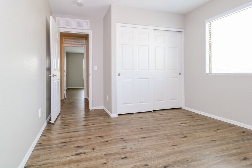 Building Photo - 7412 S 37th Dr