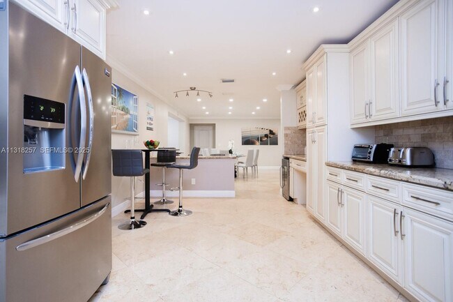 Building Photo - 833 Washington St