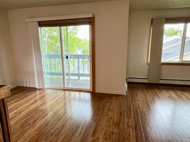 Building Photo - High speed internet included - 3 bedroom townhouse