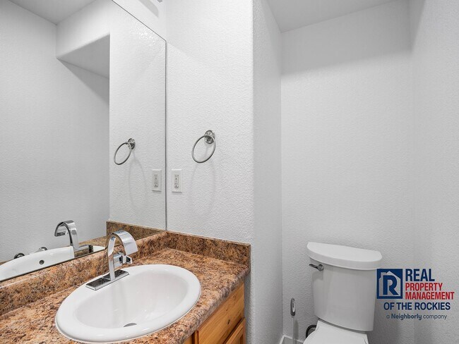 Building Photo - Beautiful 2 Bed 2.5 Bath Townhouse in West...